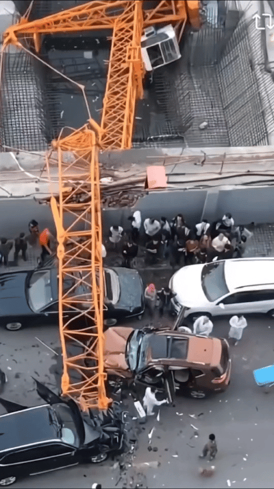 每次路过紧邻公路的工地，一看到那高高的塔吊，内心就会不由自主地莫名担忧起来。虽说