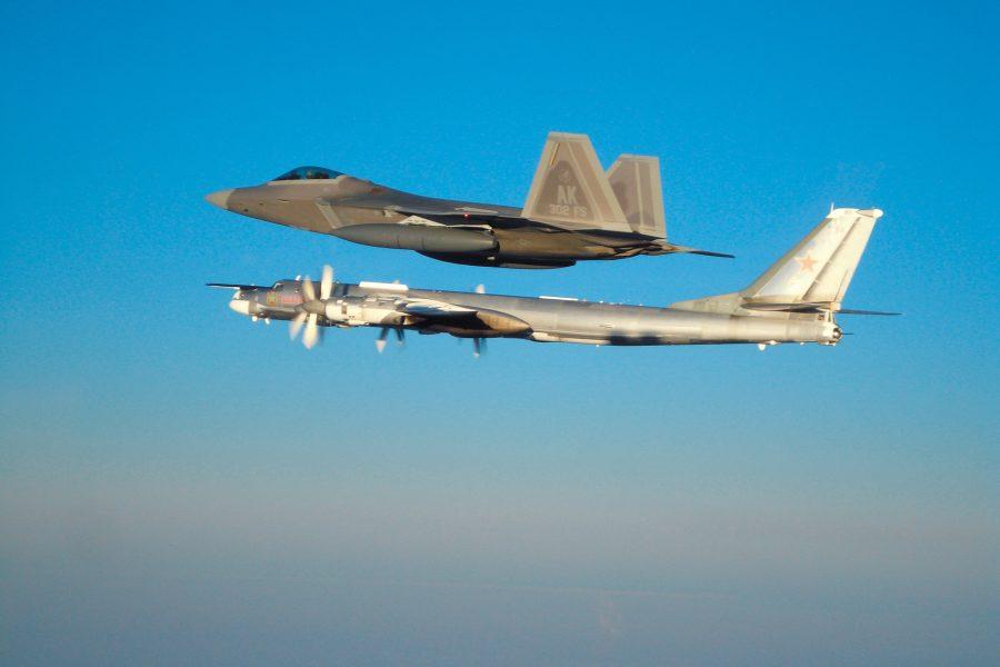 2007年11月，一架F - 22猛禽战斗机对一架俄罗斯图 - 95MS轰炸机实