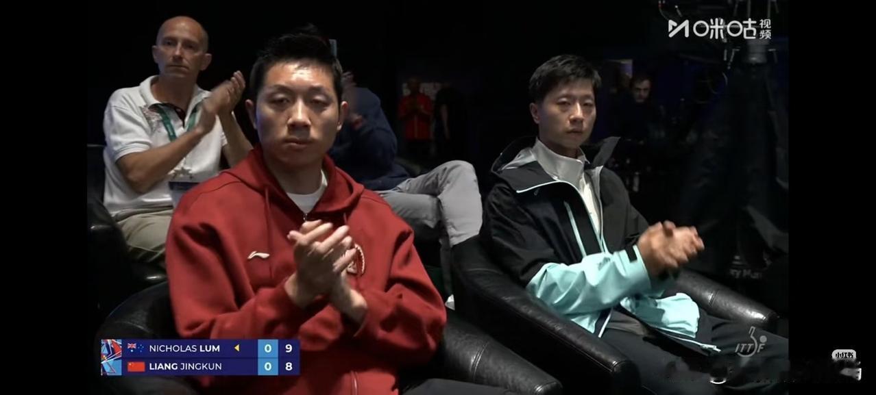 看到龙蟒坐在场下观战
忍不住泪目了！
这一次世乒赛
确实是国乒男线最艰难的时刻