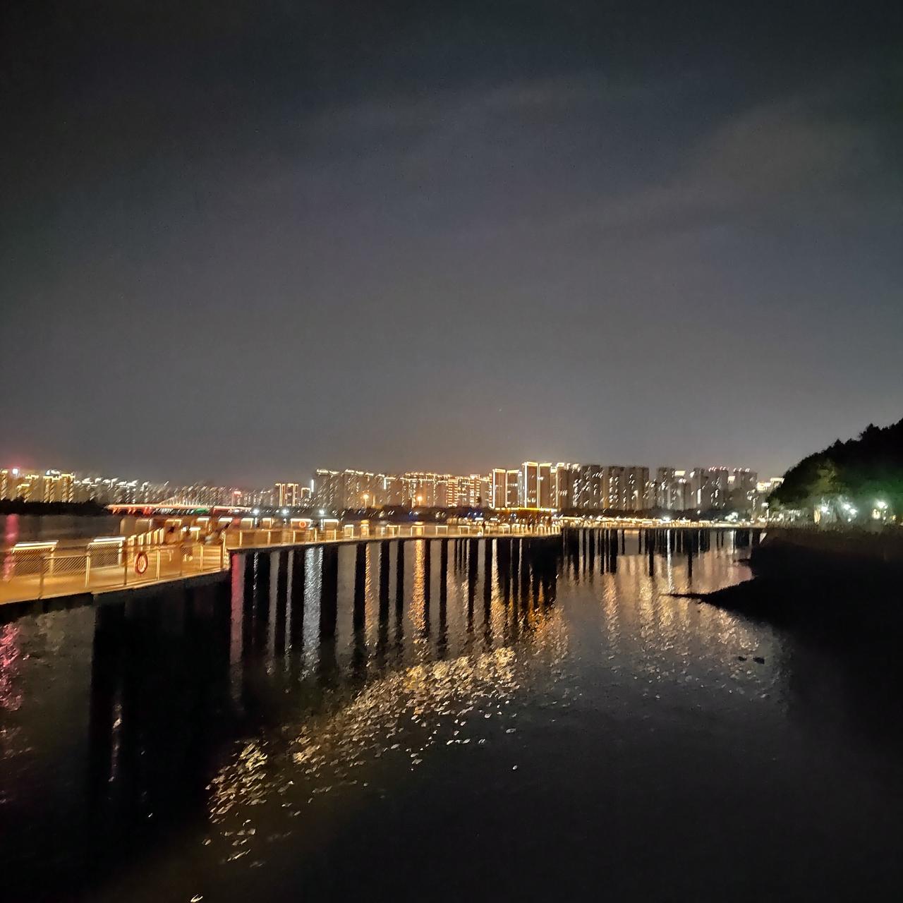年轻时，我们总以为世界是恒定的——父母的背影永远挺拔，巷口的老树永远青翠，那扇永