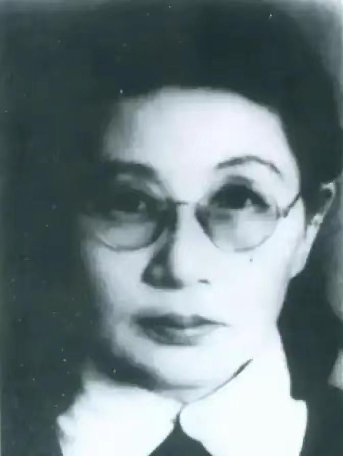 1909年，16岁的白薇被丈夫搬板凳砸断脊背，婆婆扑上来生生咬断她的脚筋，她拖着