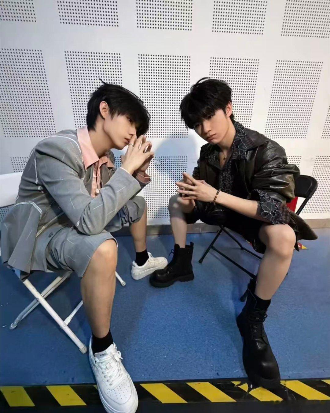 张子墨黄誉博合照张子墨黄誉博怎么认识的复古滤镜氛围感十足，非主流造型梦回旧时光，