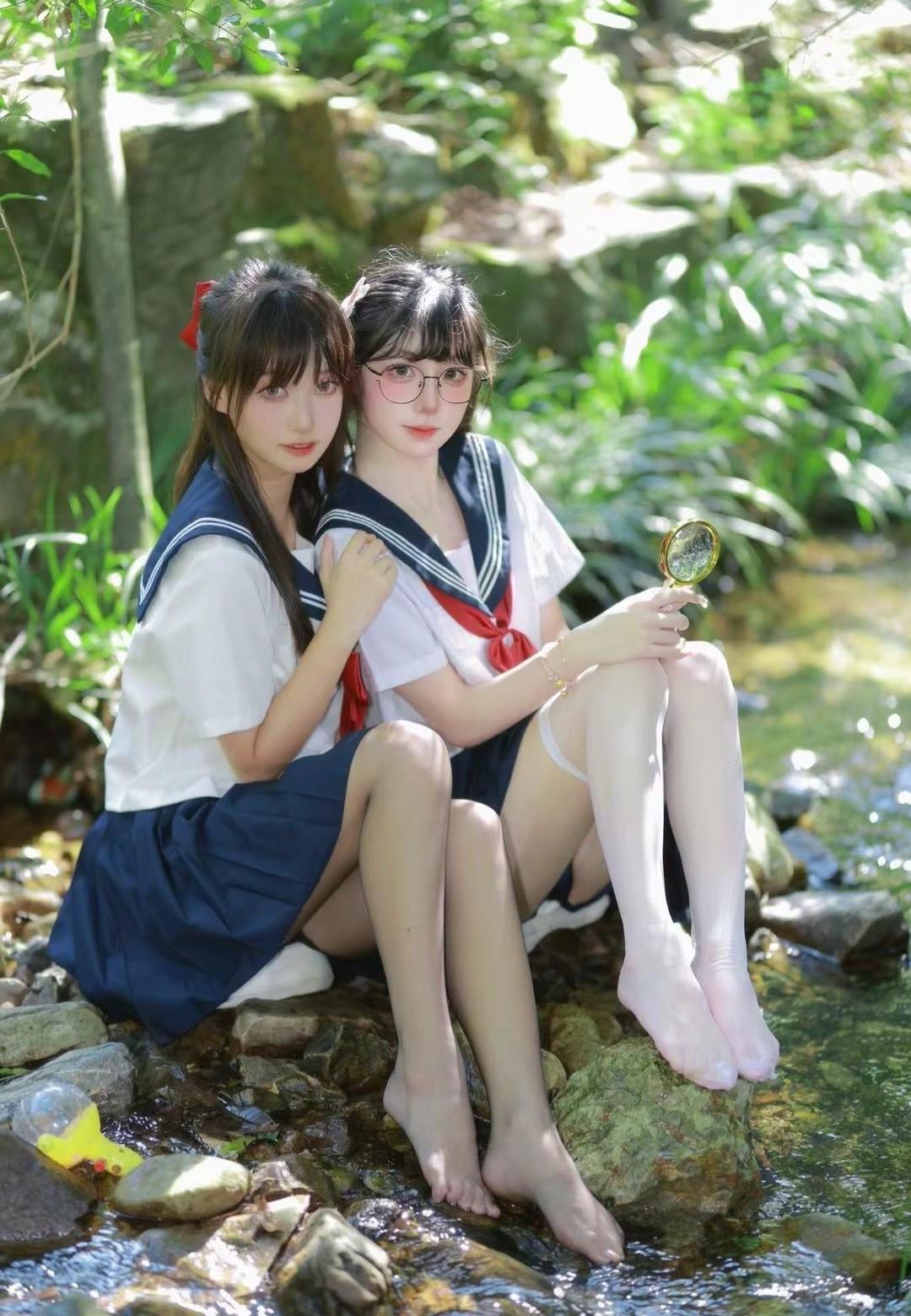 今天和闺蜜一起穿着jk制服，在小溪的水里拍了这些照片。这真的是太美了，感觉像是从