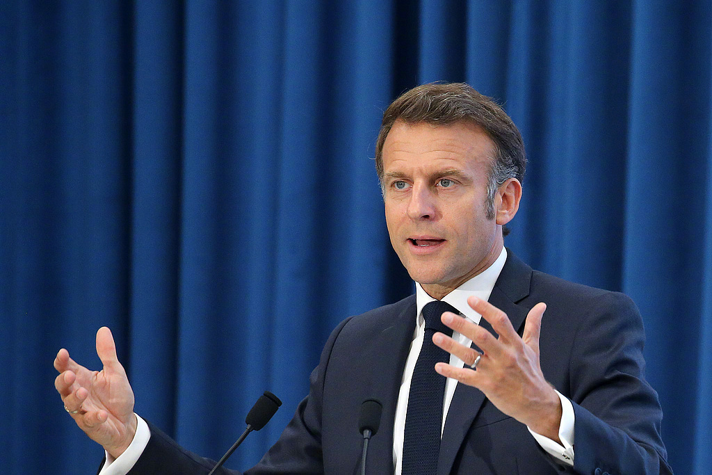 马克龙宣布法国启动建造新核动力航母据美联社报道，当地时间18日，法国总统马克龙在