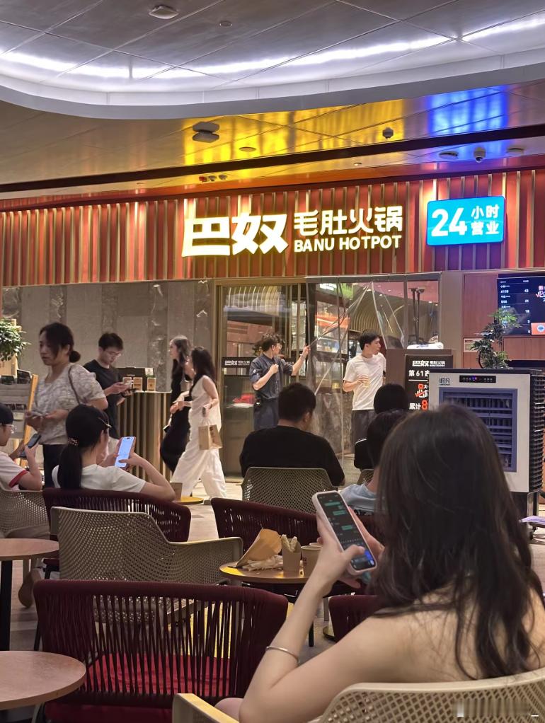 香港人在深圳排队2小时吃火锅周末北上路线打卡！过关坐地铁直奔巴奴，店里好多香港同