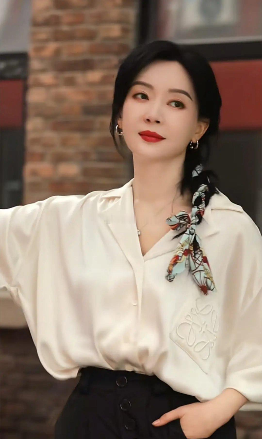 48岁陈数秋日以白衬衫配半身裙亮相，优雅大方，减龄气质尽显，一眼望去宛如28岁，