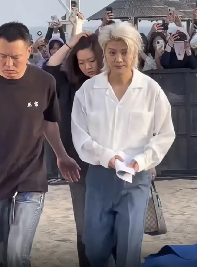 鹿晗一天吃一顿每天跑十公里  这不是你应该做的吗，靠脸吃饭有点自觉吧，不然站姐的