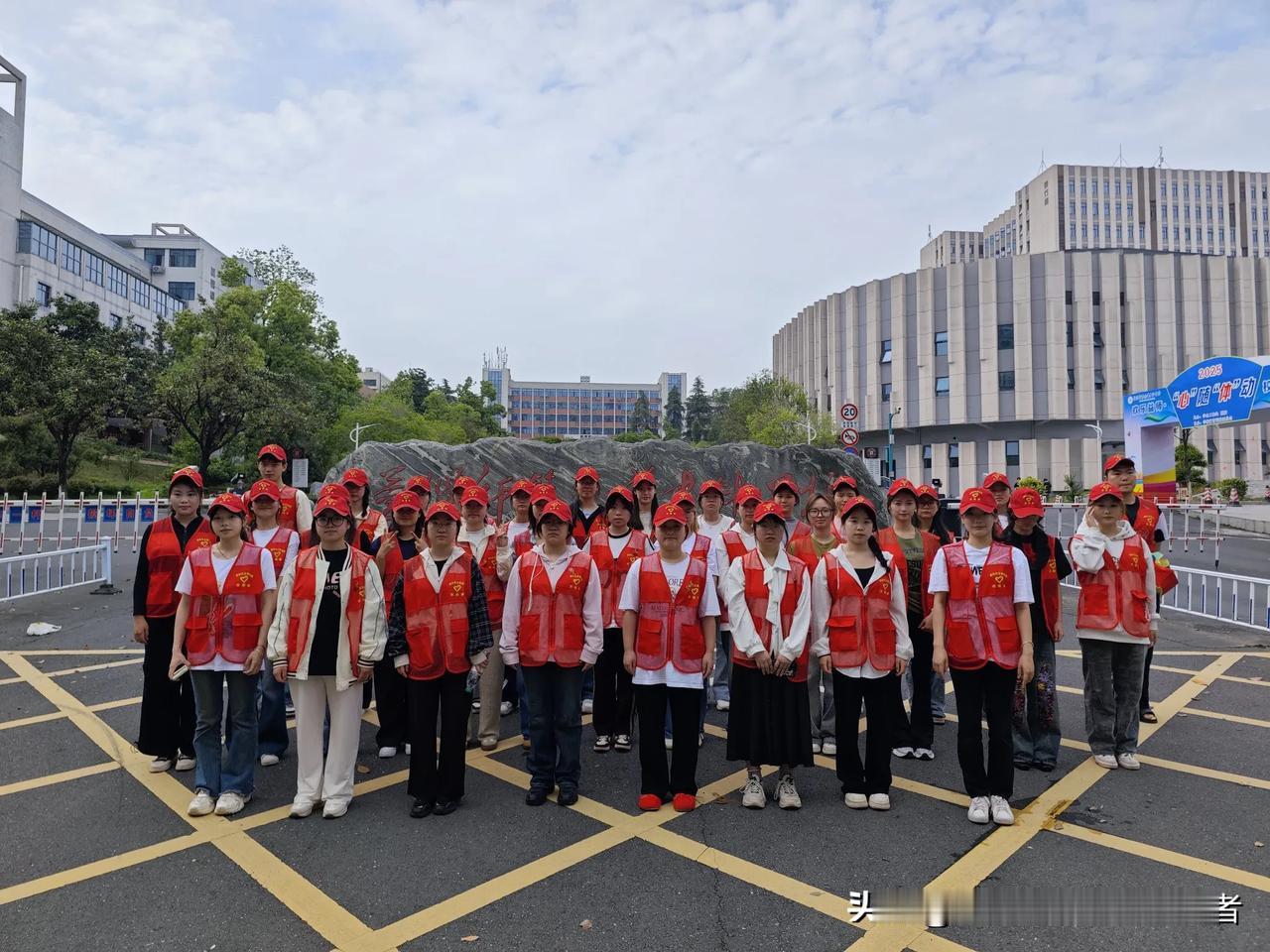 青春志愿行，文明交通“心”守护——青年志愿者交通文明劝导活动！
 

     