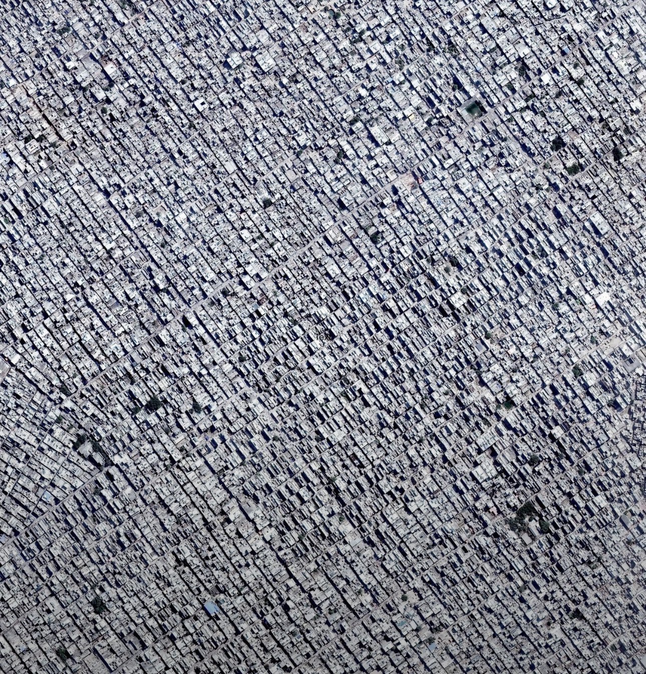 这是哪？看上去压抑透顶！印度，德里市。¹ 所以这里的空气污染爆表。绝少的绿地，大