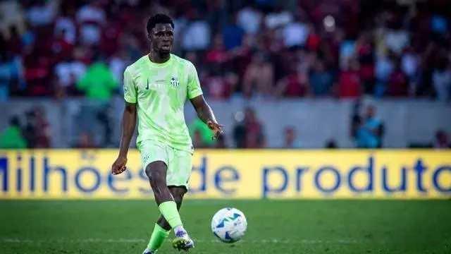 每体：巴塞罗那竞技后卫朗德里-法雷膝盖受伤，或将长期缺阵据报道，巴萨再遭伤病打击