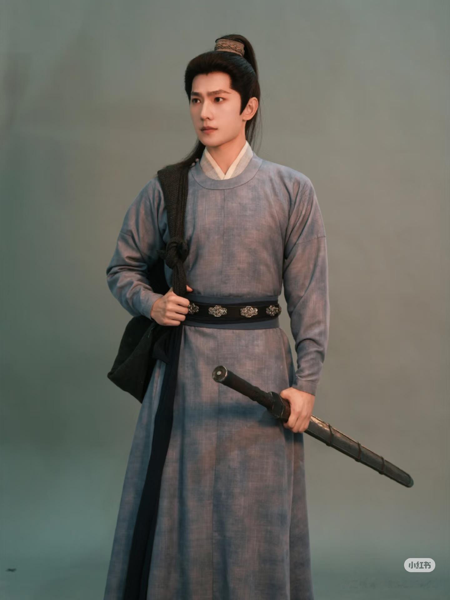 杨洋新剧撞破好友家中藏尸 每一张都可以做壁纸的程度，杨洋的颜值真的太能打了！！我
