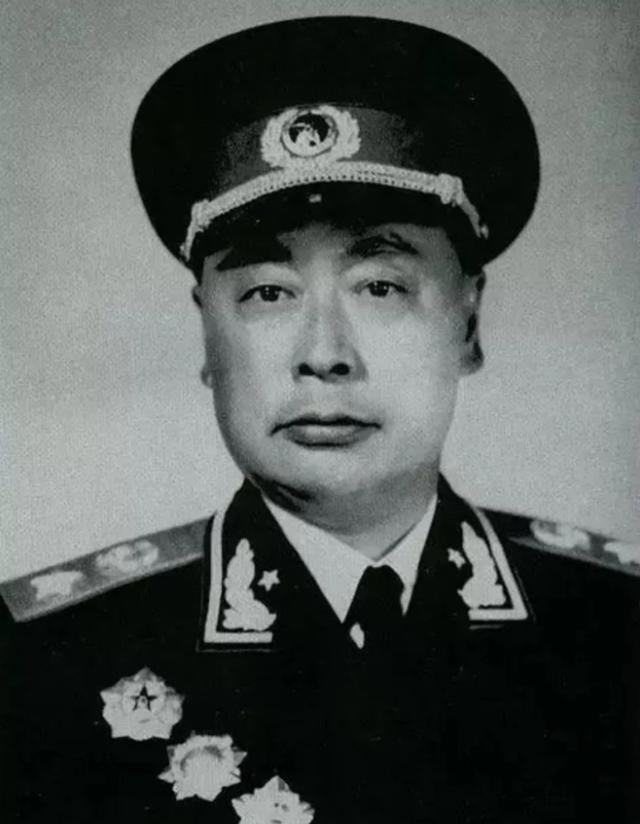 1937年，陈毅被叛徒诱骗下山，途中他觉得口渴，于是拐到一农户家里喝水，却因为农