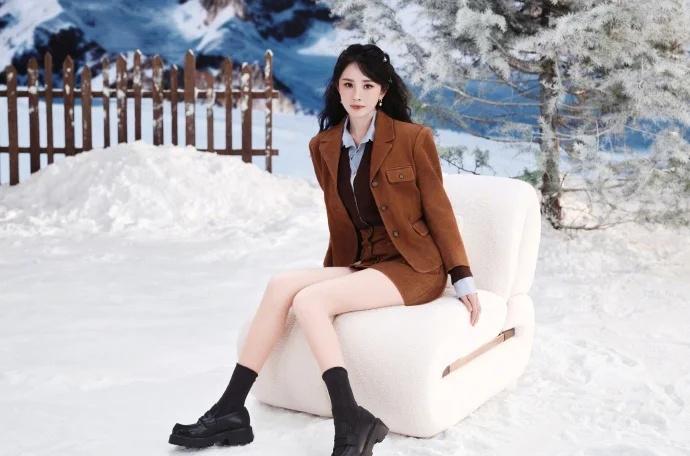 小野和子一搭，氛围感来啦
杨幂在这次小野和子的直播里面简直又美出新高度！无论工作