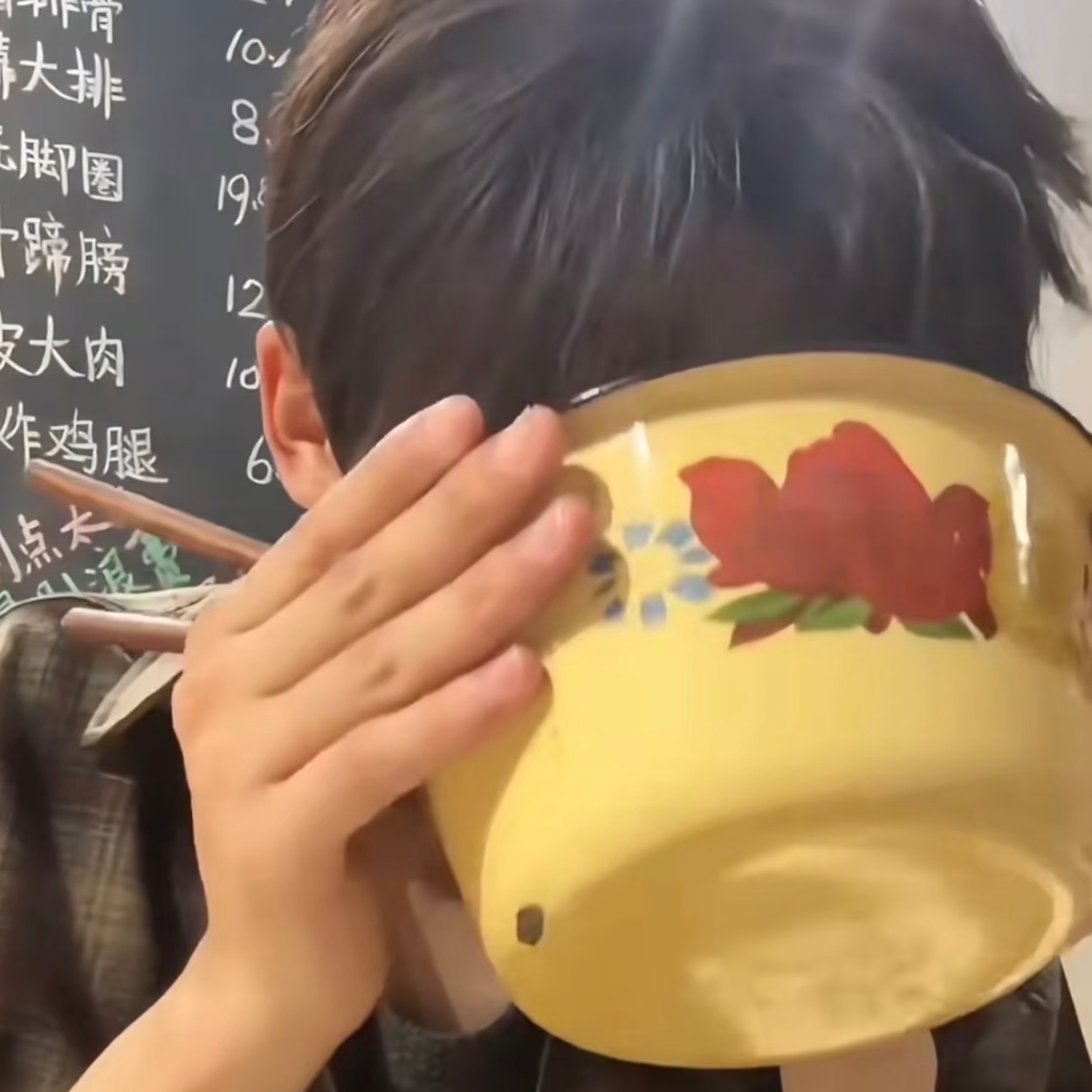 梓渝多犹豫一秒都是对淀粉肠的不尊重23岁不靠他人只靠自己全款拿下5根淀粉肠没有人