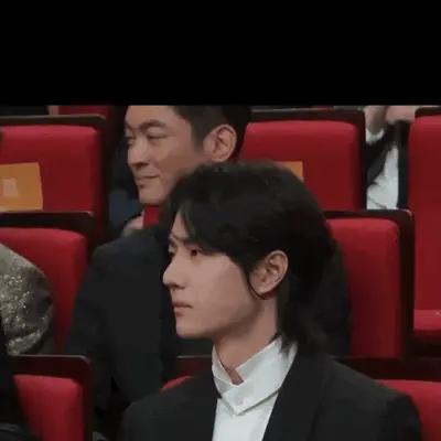 《张译二封华表影帝，网友炸了：“这奖给王一博当陪跑，华表奖脸都不要了？”》
开篇