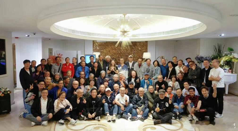 周润发近日低调宴请昔日TVB外景组的近百名旧同事于酒楼聚餐，TVB绿叶洪一鸣分享