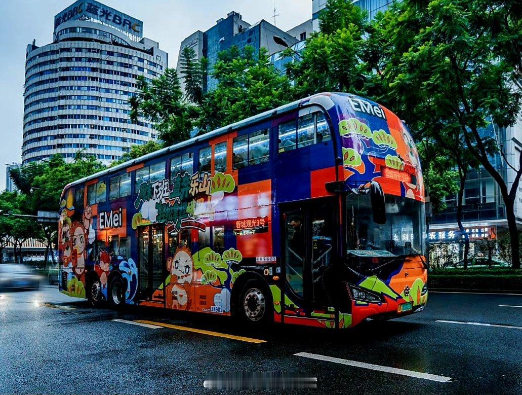 公共交通这里是成都城市影像记手机摄影爱好者穿行在大街小巷的成都公交车，车身广告彰