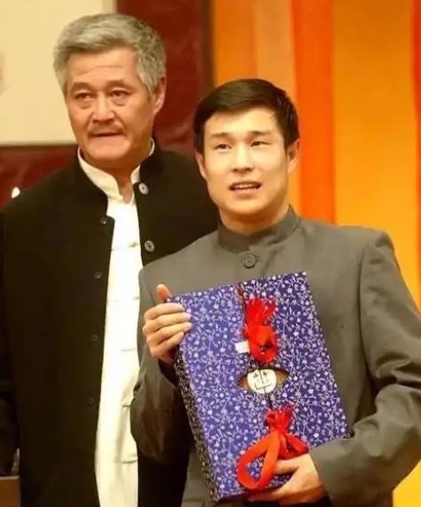 2009年，小沈阳大火之后，一年之内就赚到了两个亿，可就在这个时候，赵本山表示公