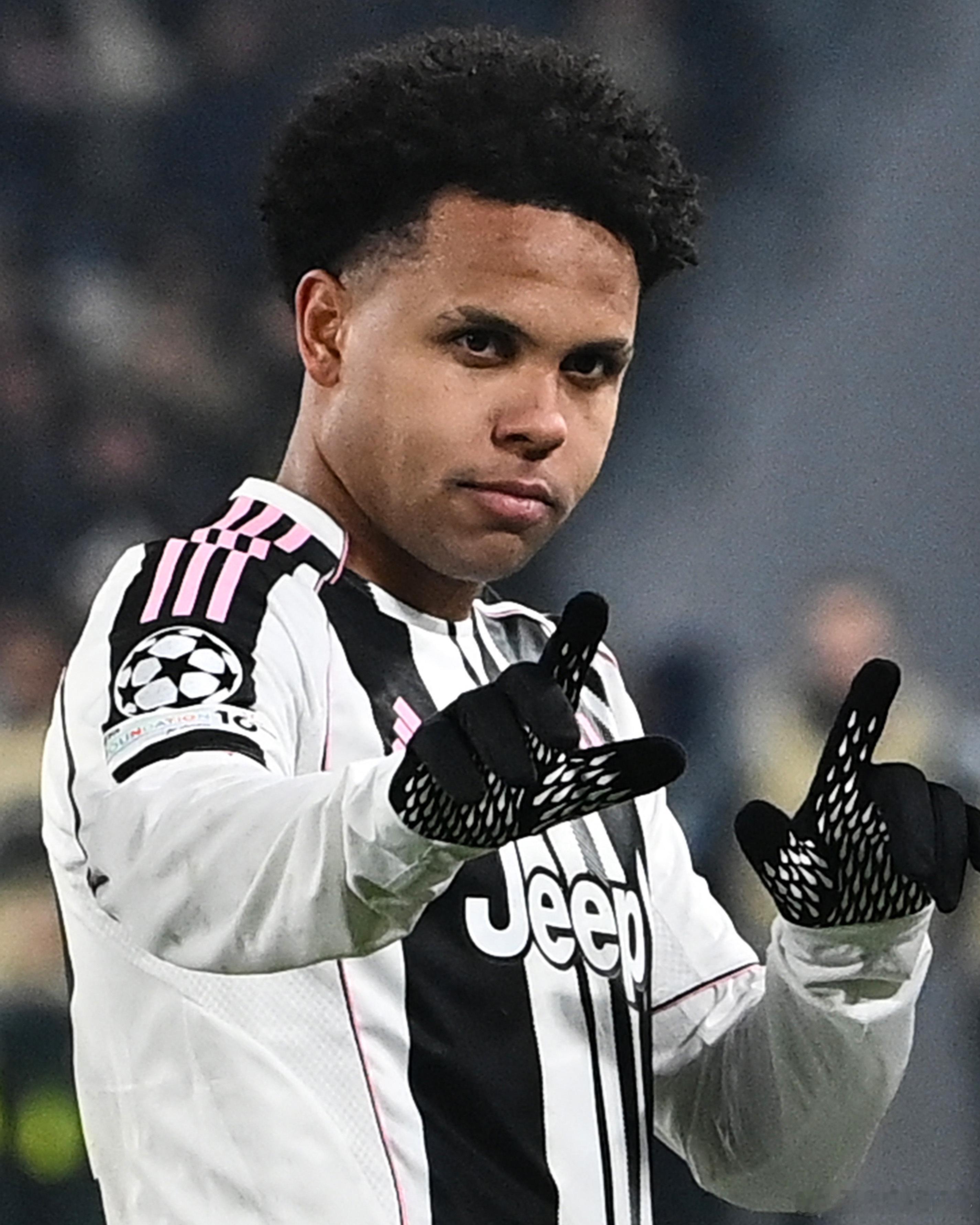 米兰体育报：斯帕莱蒂认为麦肯尼是球队的精神领袖，希望在未来继续信任他。续约至20