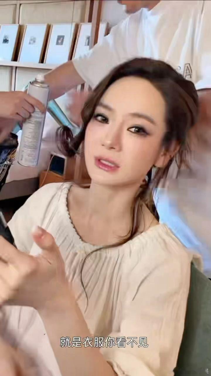 戚薇直播让粉丝给红毯造型提意见戚薇说内娱很多人还没长大讲真，她每次妆容都好精致，