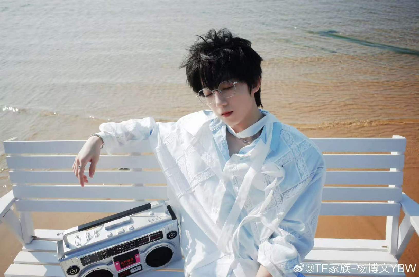 杨博文海边的沙滩排球杨博文海边氛围照  哈哈哈哈博文在海边玩了“沙滩排球”但是这