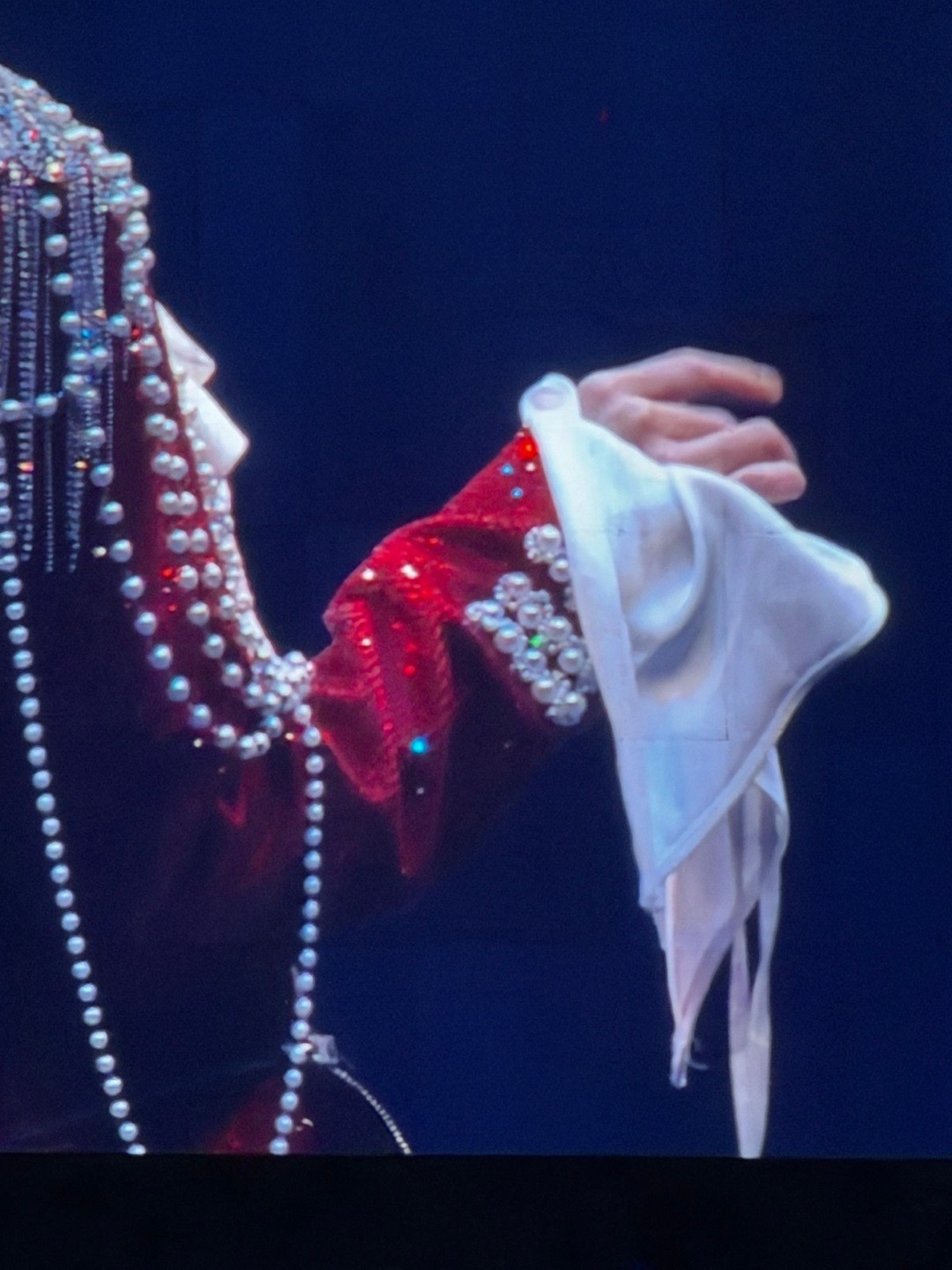 华晨宇星芒红宝石神仙妆造直击人心，红色亮片西装搭配珍珠碎钻，流光溢彩间尽显华贵，