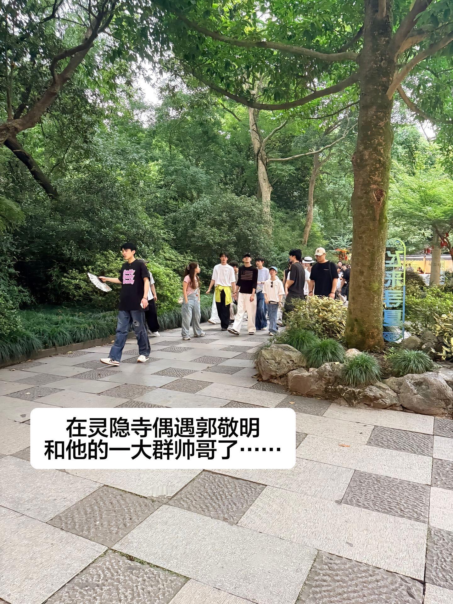 偶遇郭敬明和一大群帅哥网友灵隐寺偶遇郭敬明和一大群帅哥，郭导看人还是很有眼光的 