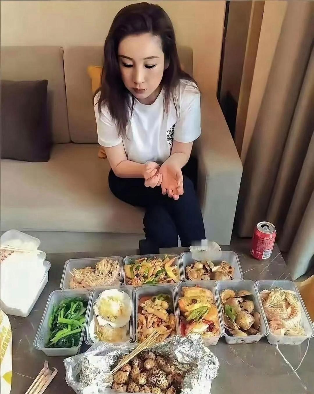 秦海璐这顿饭抵我十天的工资吧 