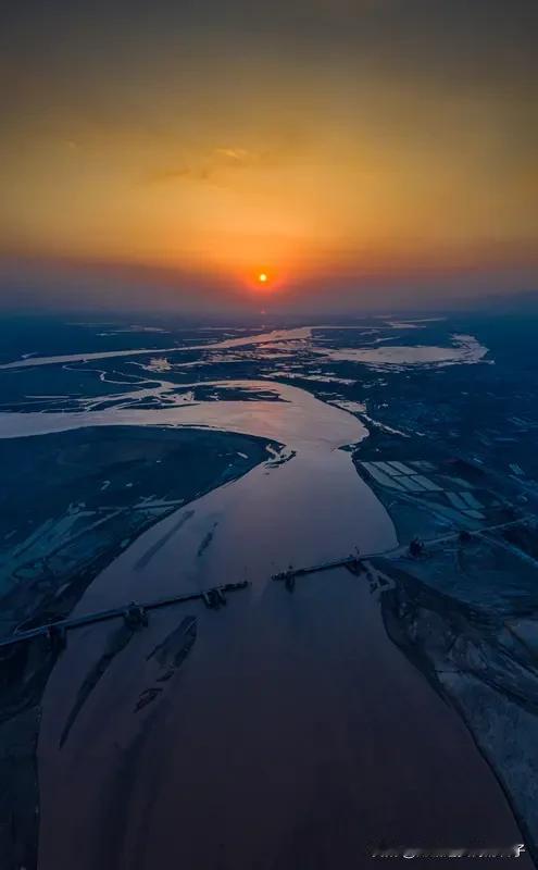 黄河为什么不远万里奔赴大海? 黄河不远万里奔赴大海，就像一场注定的浪漫奔赴。它与