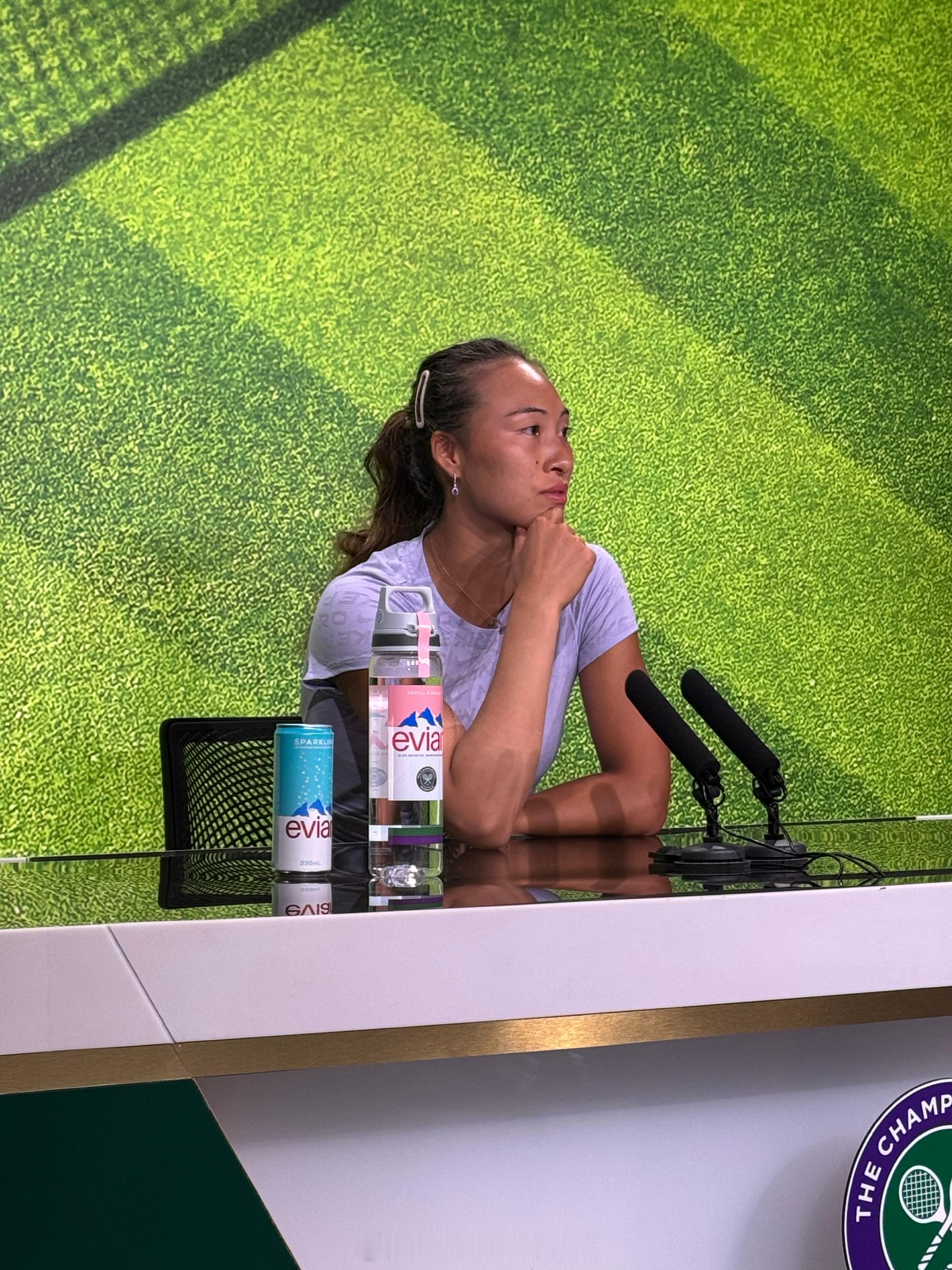 郑钦文温网止步首轮 赛后[话筒]🎾复盘比赛过程：“我觉得更多是在首盘5:3的时