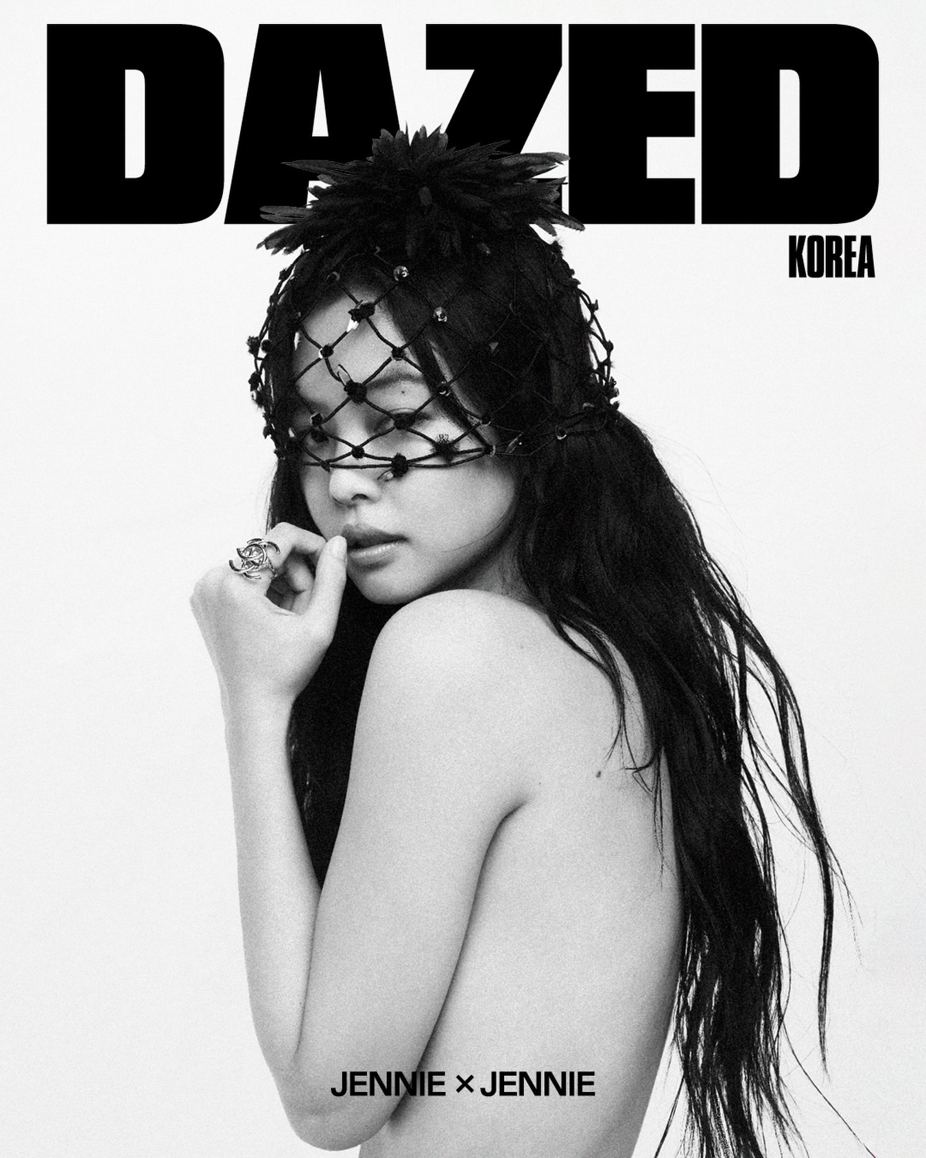 Jennie身着CHANEL登上韩版《DAZED》2026年6月刊封面，超会拍的