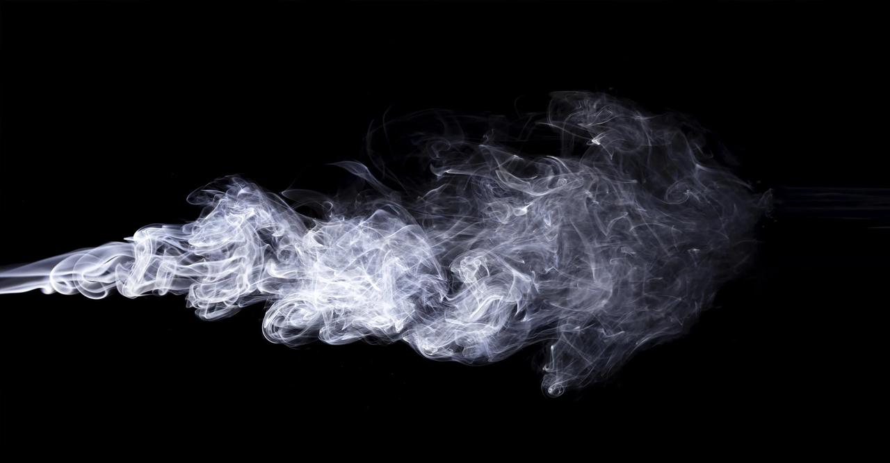 经常看到大人当着孩子的面抽烟。在公车站有人不管等车的人中有孩子而吞云吐雾，甚至还