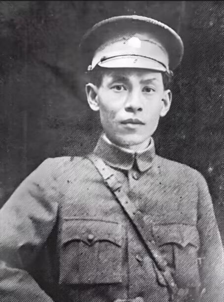 1927年，39岁的杜月笙穿军装留影，这一年蒋介石在上海发动412反革命政变，得