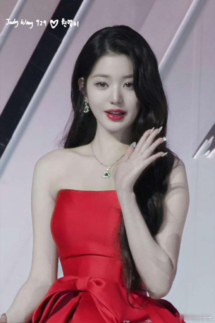 张元英红裙女王 啊啊啊张元英红裙太美了，恭喜张元英获AAA女王奖🏆 