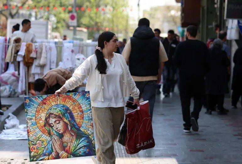 (UTC15：30)照片：停火期间德黑兰的日常生活图1 伊朗人在伊朗德黑兰北部的