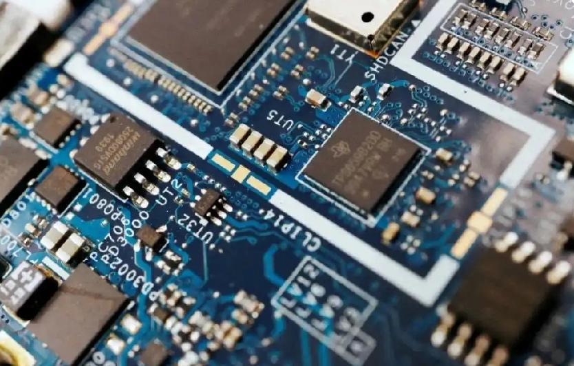 这很美国！这边刚说要卖英伟达H200芯片给中国，而我们中国对于到底买不买这个H2