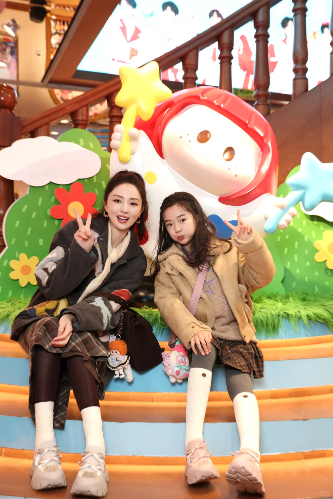 广州塔夜空惊现巨型盲盒 追星人集合！水果姐、范丞丞和小酒窝都在挂的YOYO和萝卜