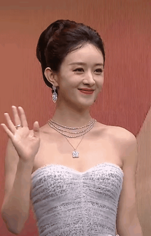 苏芒这一张近照，将世事炎凉、失魂落魄，在她身上体现得淋漓尽致


最近的芭莎慈善