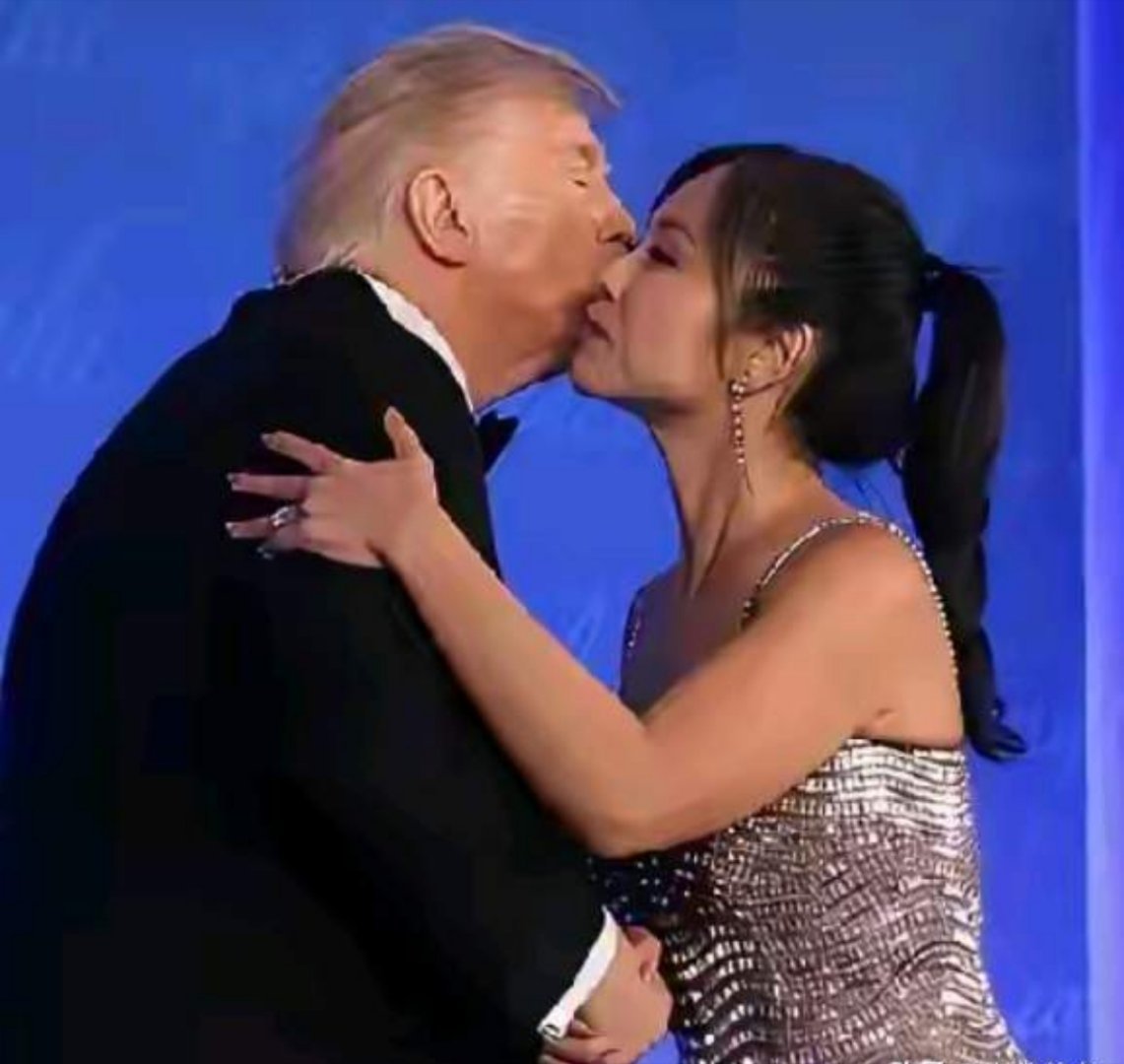 美国总统特朗普与白宫记者协会主席姜维佳在晚宴上行贴面礼时的一幕，引人注目，只见特