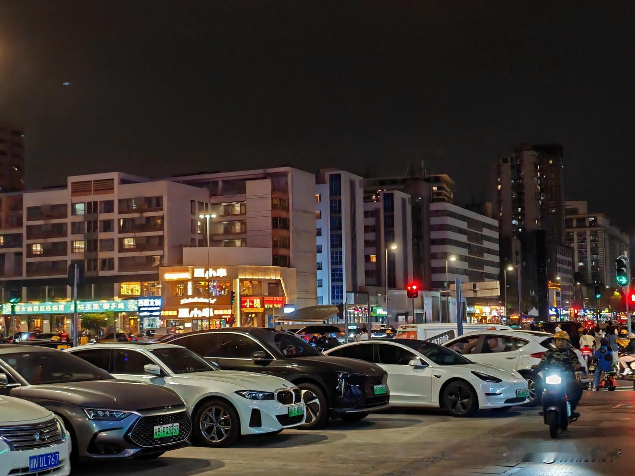 今晚出去散步，快走到南山大道路口时，突然一个炸街仔从我身后窜出来，我扭头一看，原