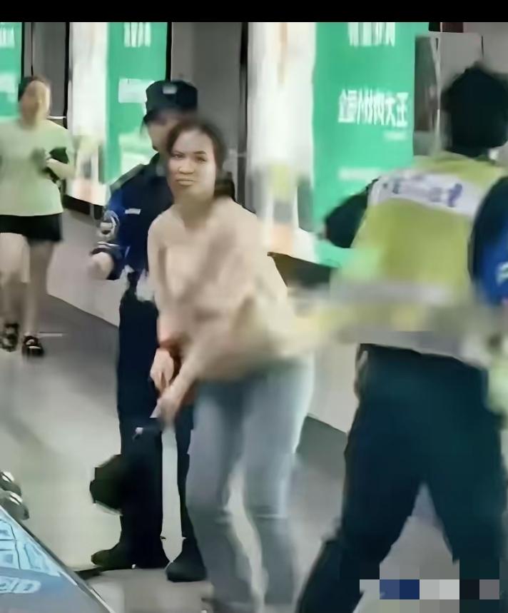 地铁安检
近日，一女乘客在深圳欲乘地铁时拒绝安检，并且不听劝阻追打安检员。该女子
