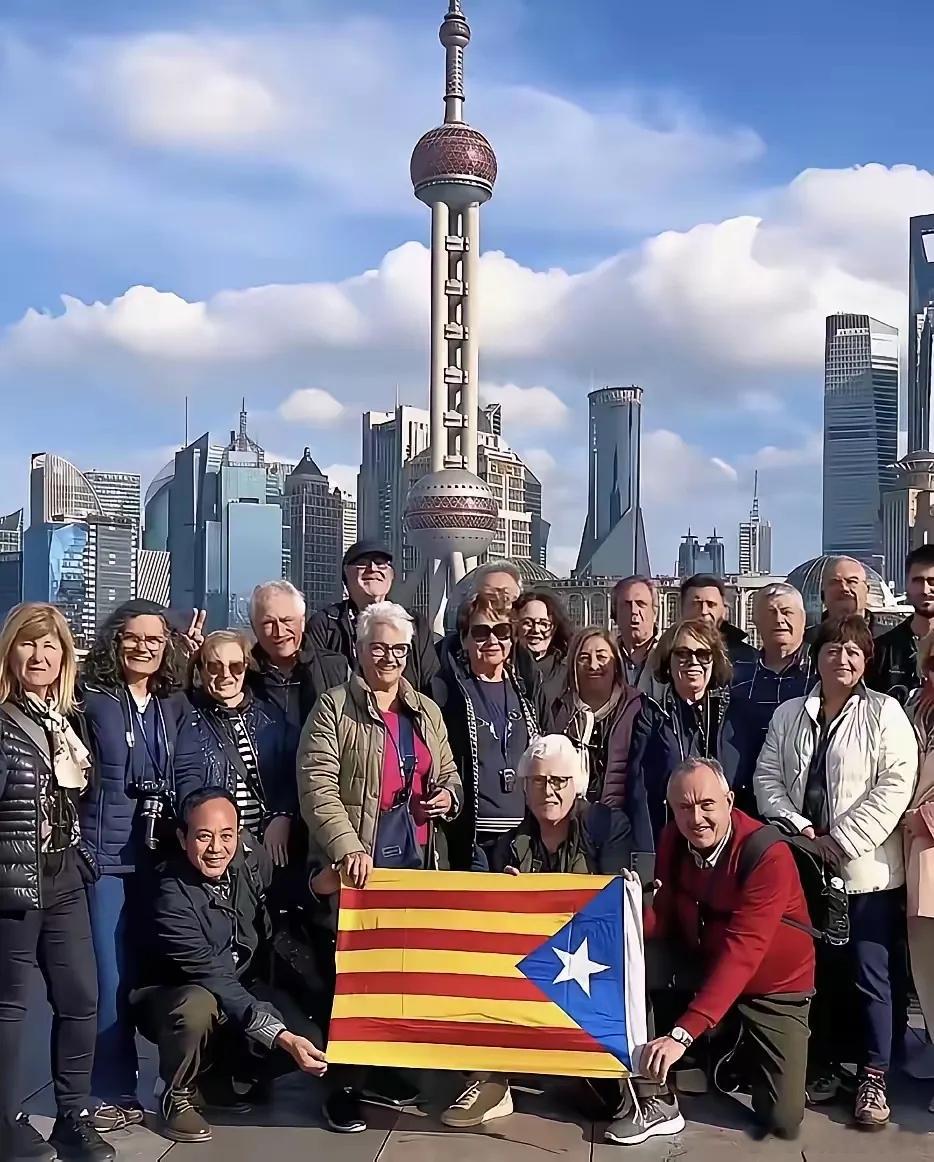 印度游客集体破防？中国网友怒了：不惯着！最近，印度游客来中国旅游，回去后疯狂吐槽
