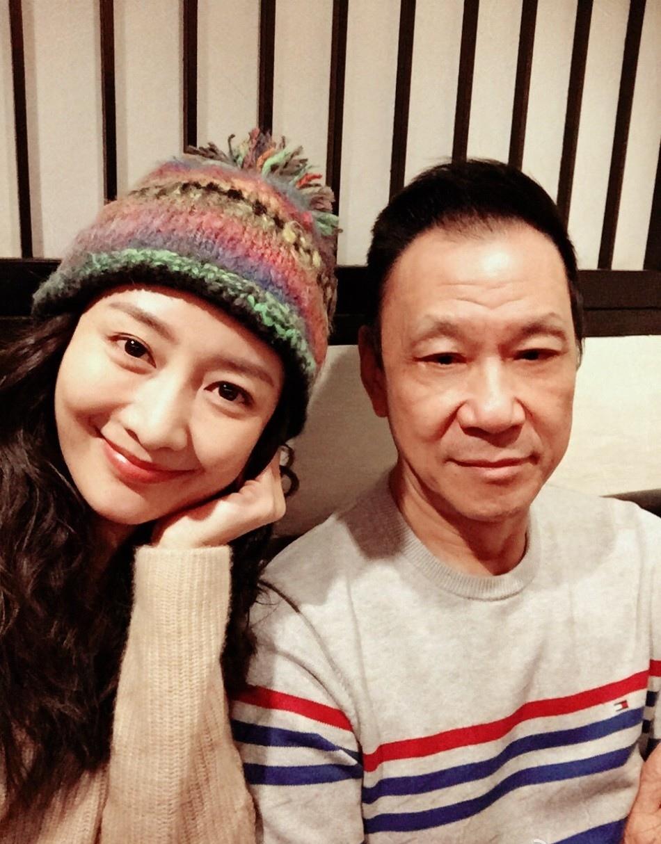 左边戴帽子的可爱大美女是王鸥，右边这位大叔是谁？两人长得可太像了，一样的大鼻子，