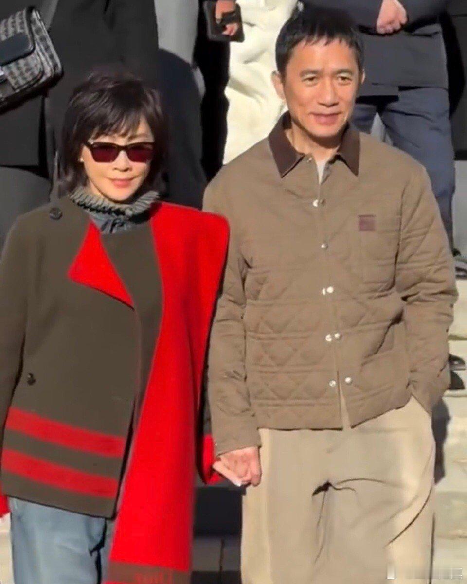 刘嘉玲带着她的迷弟梁朝伟参加Dior大秀。梁朝伟的Dior新款棉袄应该不便宜吧。