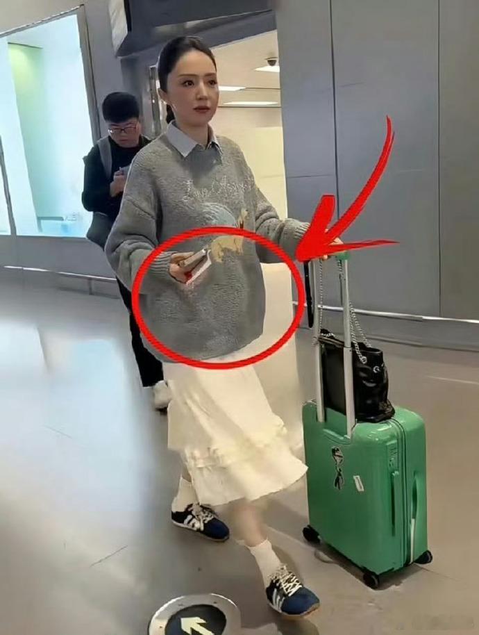 董璇机场脱下外套回应怀孕 其实女明星怀孕本就是很私人的事，董璇和张维伊感情稳定，