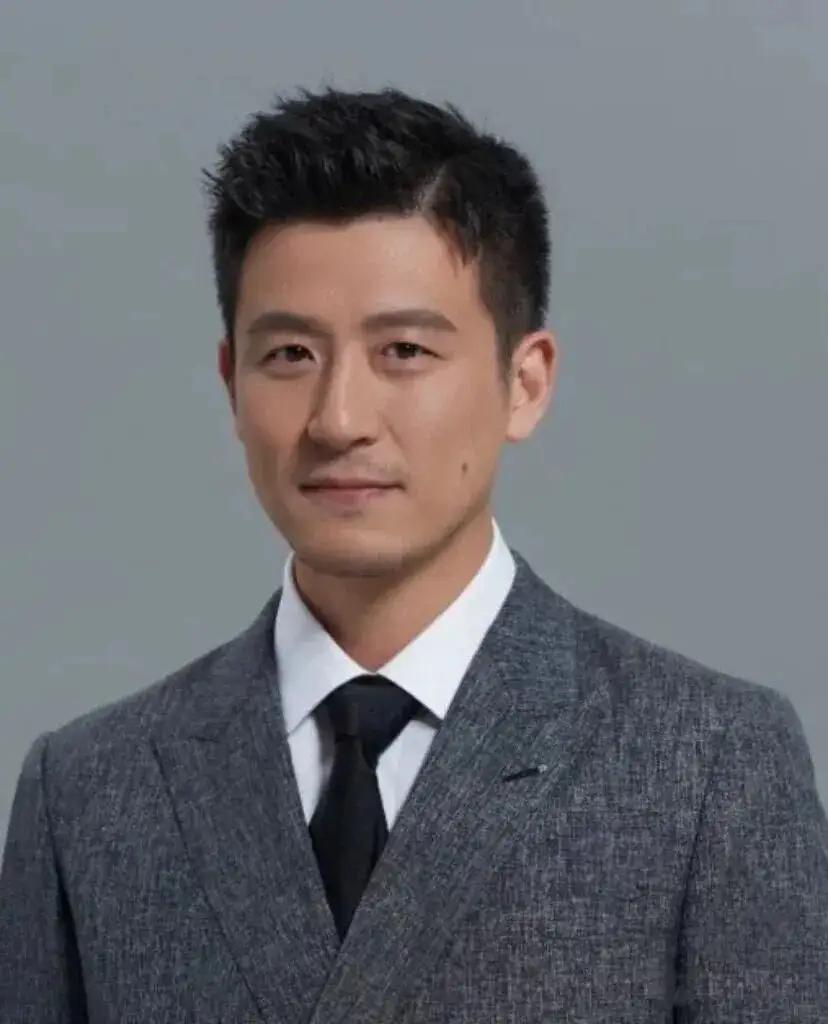 蔡赟和林丹谁是中国羽毛球运动员中长得最帅的一个，很多人都认为是林丹比蔡赟要帅，其