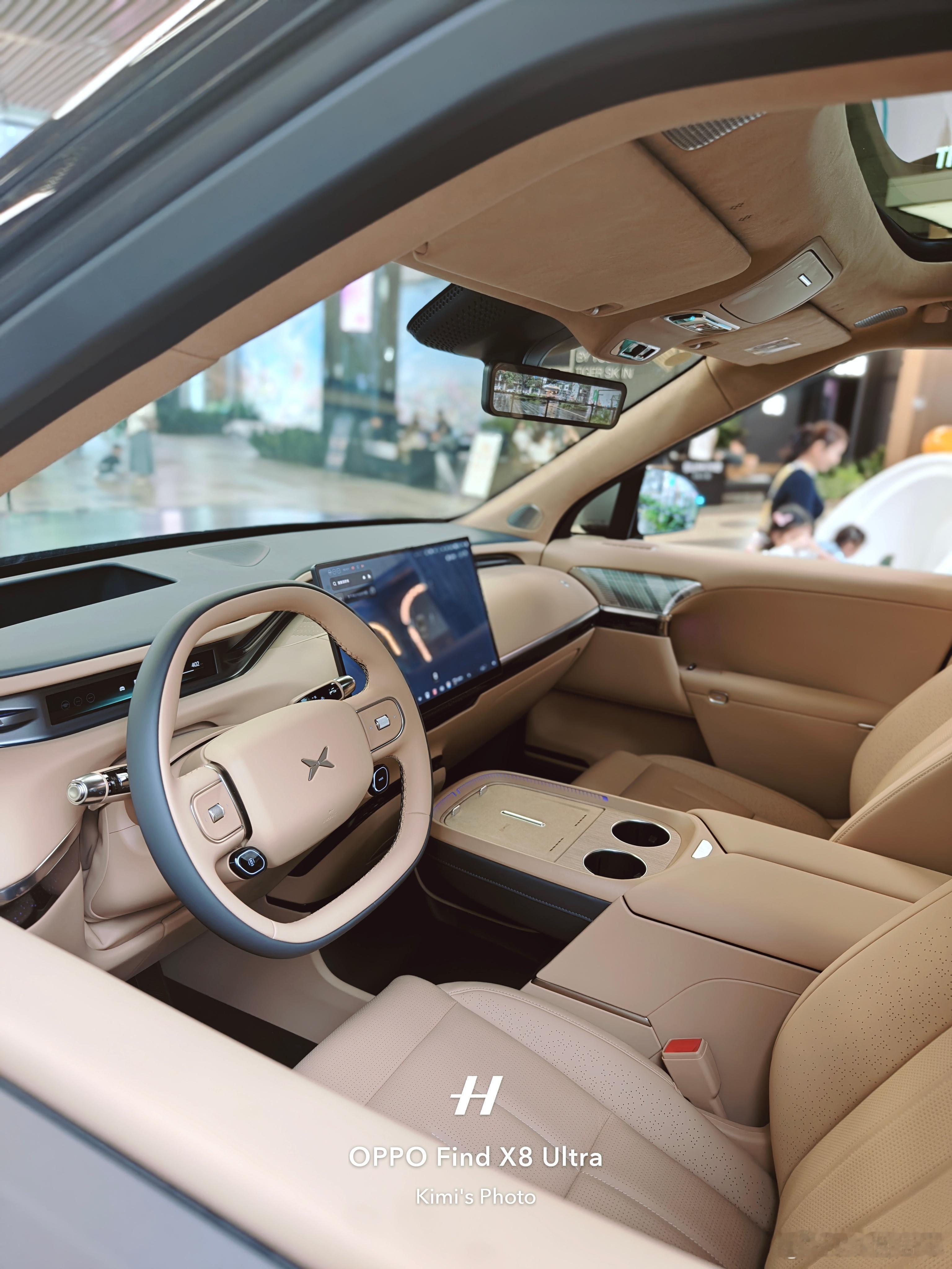 小鹏GX 车友去门店拍的。比官图好看