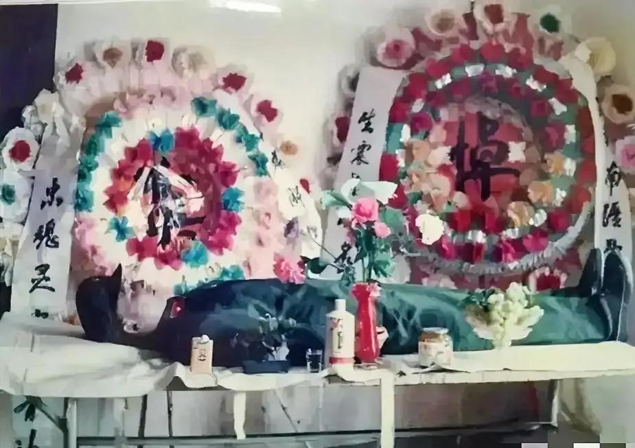 1986年，老山前线，追悼会的现场，赵怡忠副连长的遗体躺在告别大厅，照片中的他穿