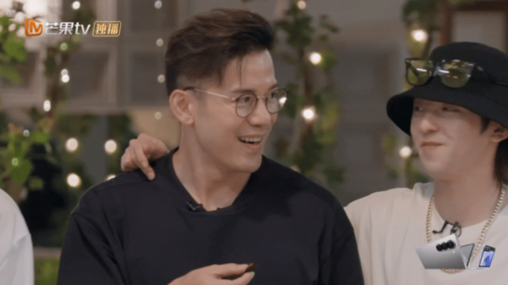 #沈震轩吃水蟑螂边吃边yue# 在《披荆斩棘》试吃了做的广东特色美食水蟑螂，表情