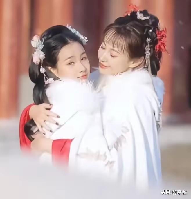 杨雪这基因也太强大了吧！
47岁的她和16岁女儿同框，简直像是复制粘贴！这哪里像